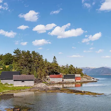 Gorgeous In Varaldsoy With House Sea View Skjelnes