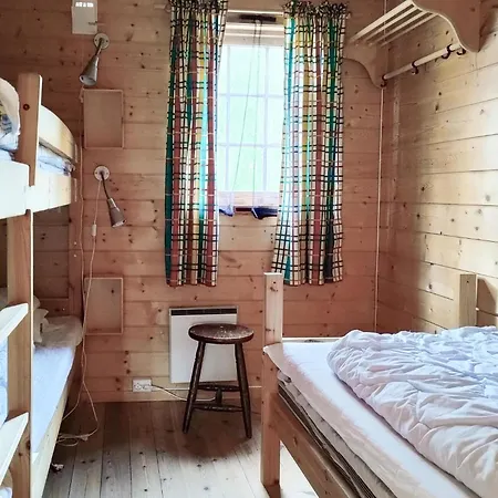 Semesterbostad 2 Bedroom Gorgeous In Varaldsoy Skjelnes